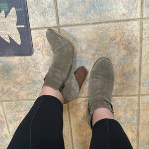 Light worn size 11 Franko Fortini green booties